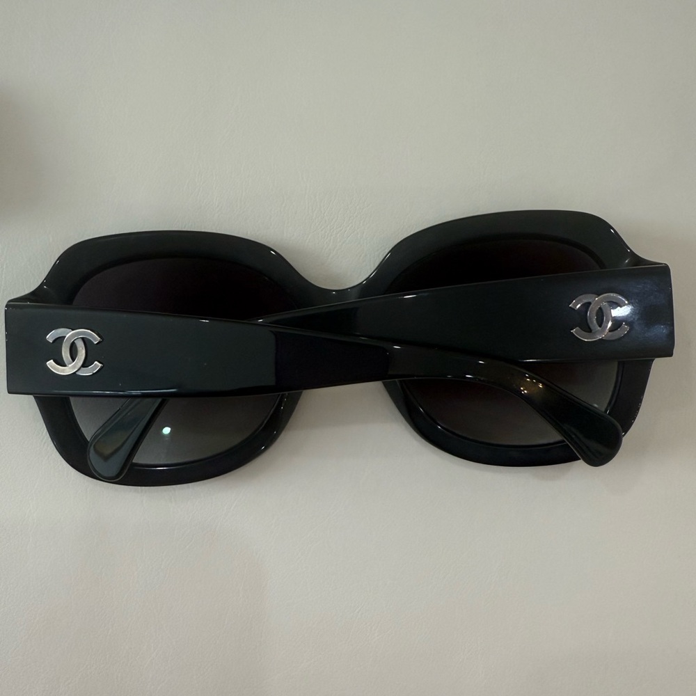 Authentic Chanel 5373 style
Sunglasses black with a purple tint lense - Picture 8 of 13